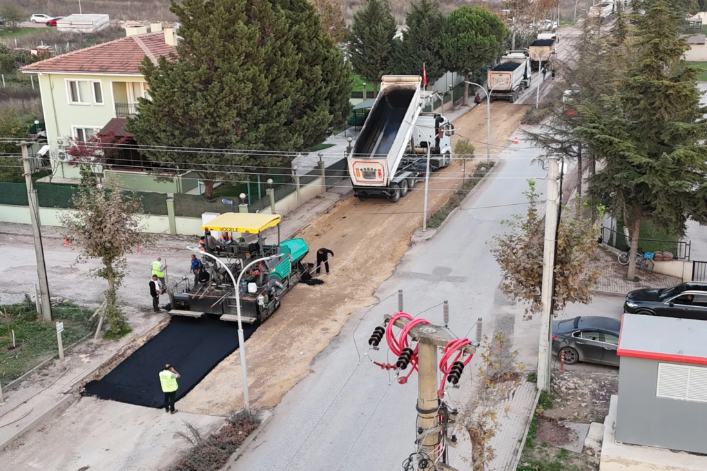 ÇİFTLİKKÖY’DE ASFALT VE PARKE ÇALIŞMALARI SÜRÜYOR