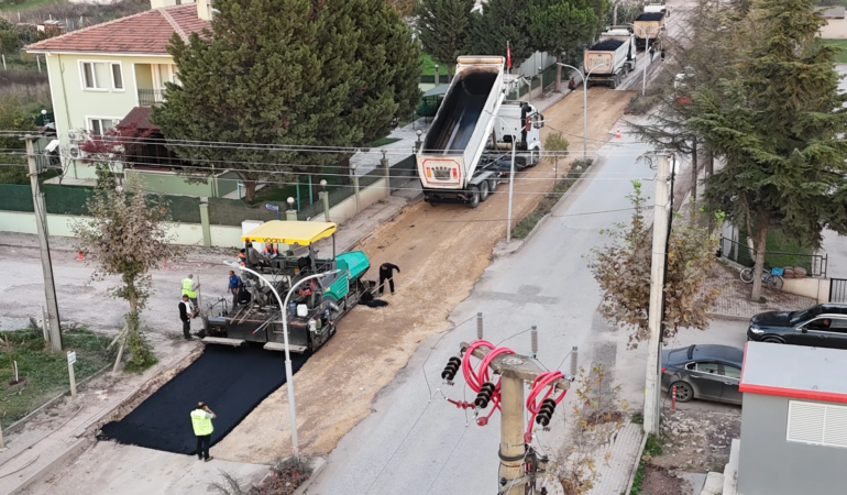 ÇİFTLİKKÖY’DE ASFALT VE PARKE ÇALIŞMALARI SÜRÜYOR