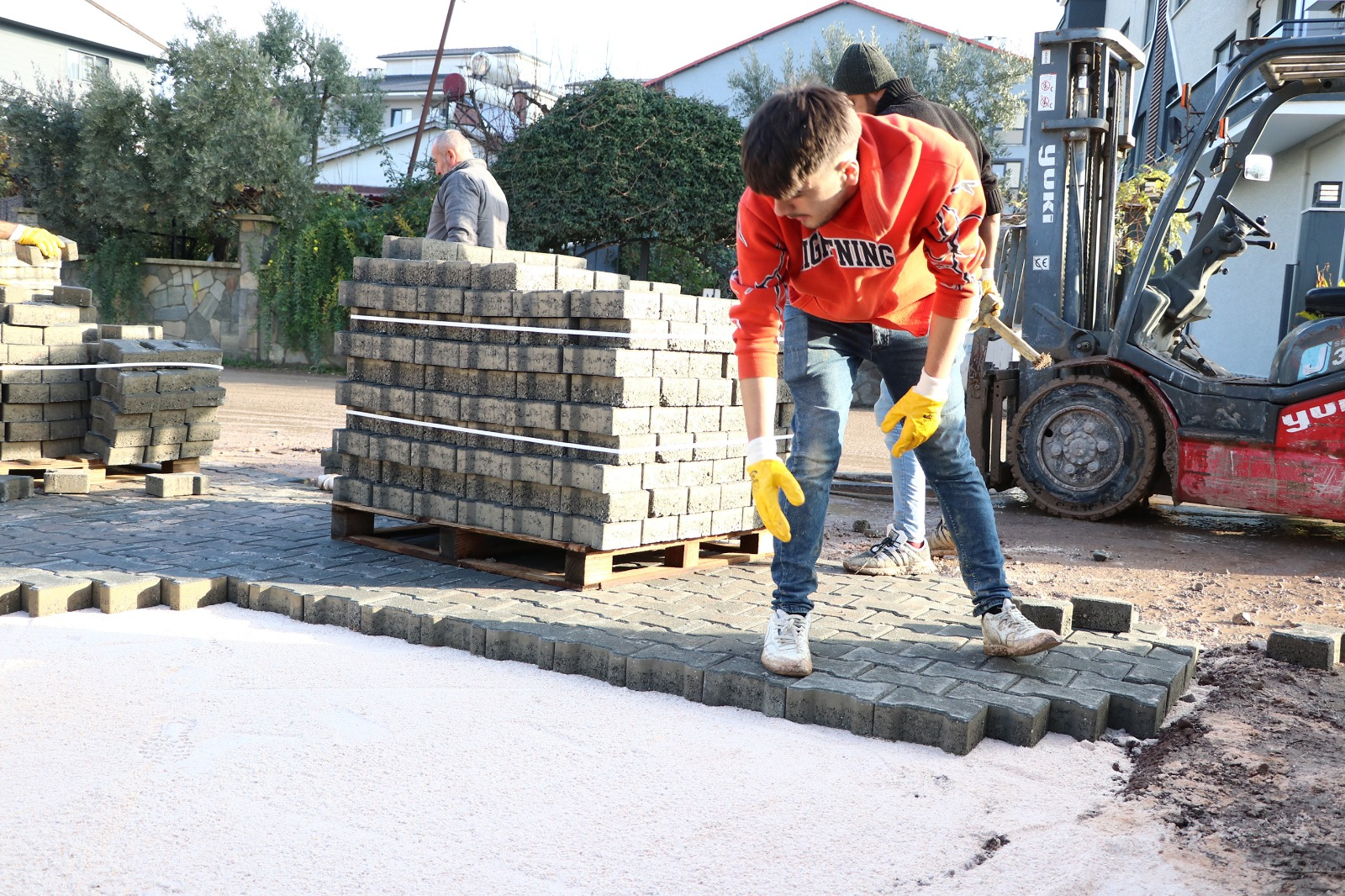 ÇİFTLİKKÖY’DE ASFALT VE PARKE ÇALIŞMALARI SÜRÜYOR 7 ÇİFTLİKKÖY’DE ASFALT VE PARKE ÇALIŞMALARI SÜRÜYOR