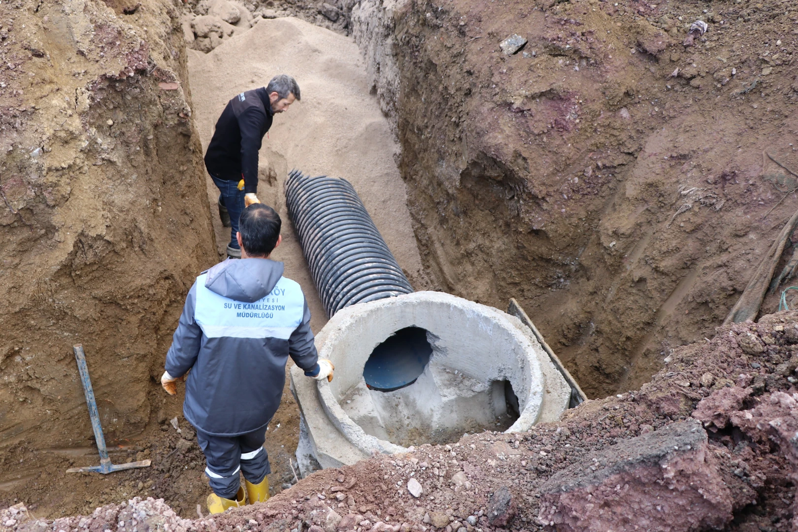 ÇİFTLİKKÖY BELEDİYESİ’NDEN OKULLAR BÖLGESİNE ALTYAPI TAKVİYESİ