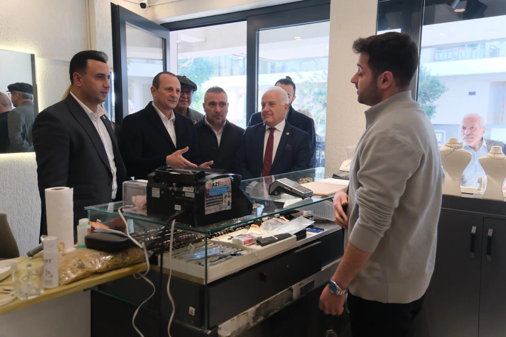 BAŞKAN YELE VE MİLLETVEKİLİ BECAN ESNAFLA BİR ARAYA GELDİ 1 BAŞKAN YELE VE MİLLETVEKİLİ BECAN ESNAFLA BİR ARAYA GELDİ