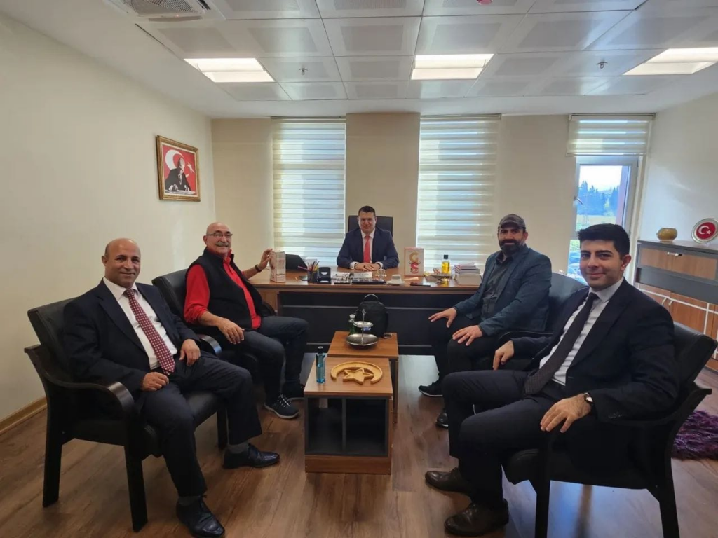 Gazeteci Osman Tanburacı’nın Yalova Adliyesi Ziyareti: Genç Hukukçulara Övgü