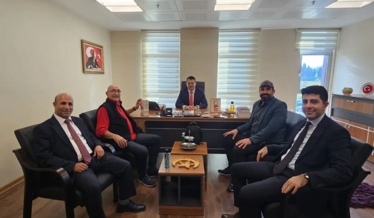 Gazeteci Osman Tanburacı’nın Yalova Adliyesi Ziyareti: Genç Hukukçulara Övgü