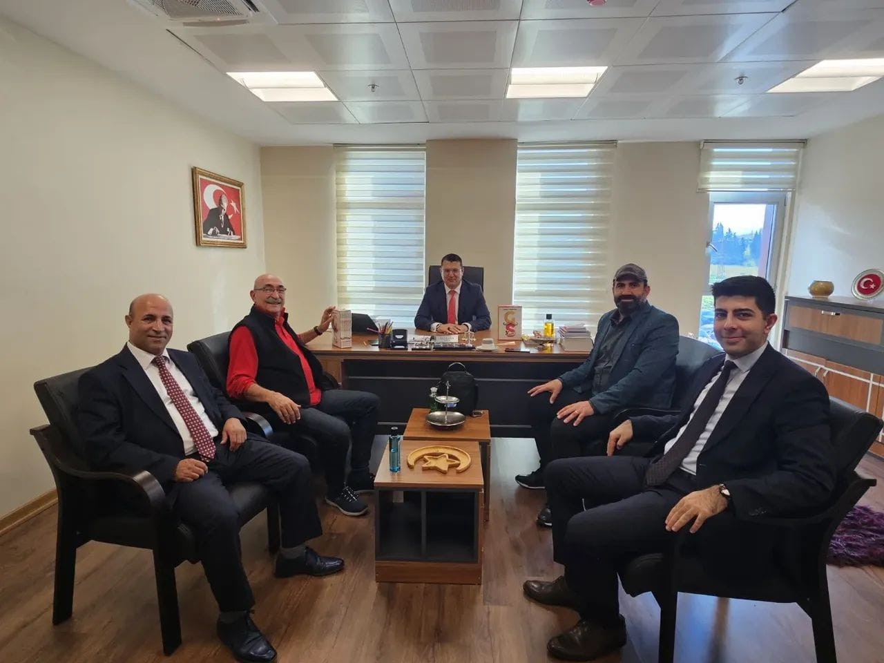 Gazeteci Osman Tanburacı’nın Yalova Adliyesi Ziyareti: Genç Hukukçulara Övgü