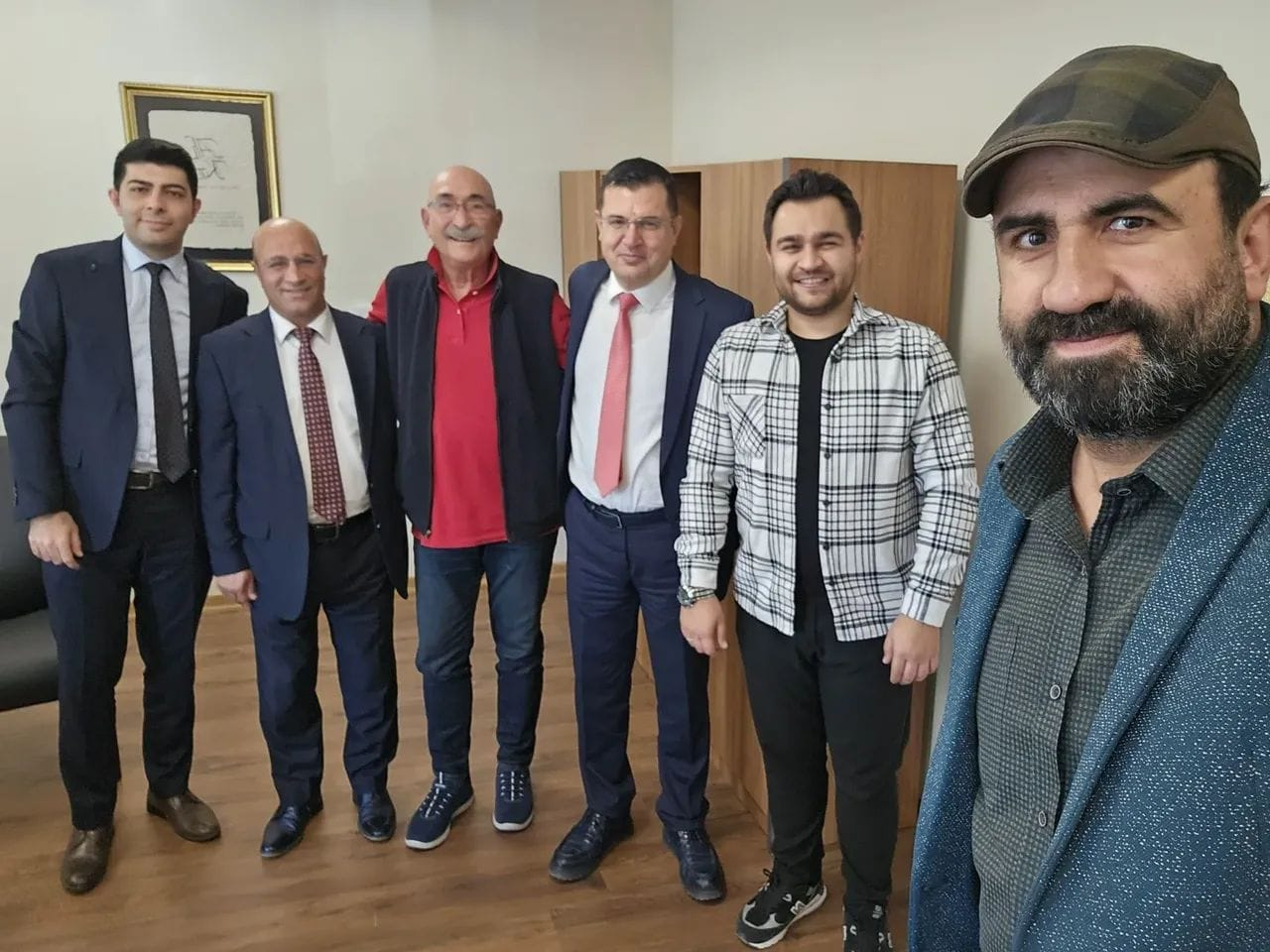 Gazeteci Osman Tanburacı’nın Yalova Adliyesi Ziyareti: Genç Hukukçulara Övgü