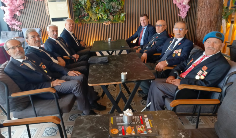 Gazilerden Öğrencilere Tarih Dersi: Armutlu’da Kıbrıs Barış Harekâtı’nın Hatıraları Paylaşıldı