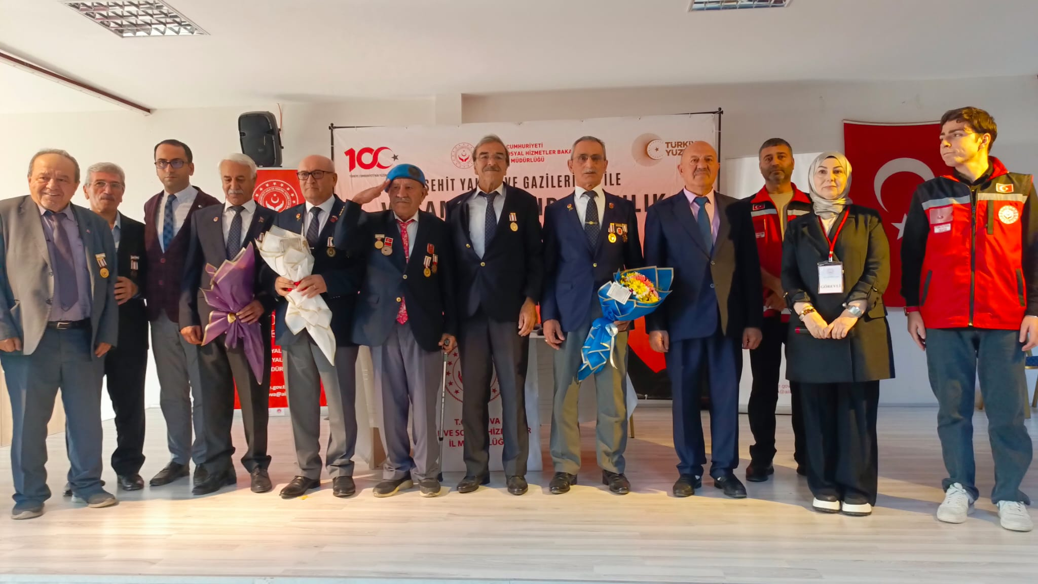 Gazilerden Öğrencilere Tarih Dersi: Armutlu’da Kıbrıs Barış Harekâtı’nın Hatıraları Paylaşıldı 5 Gazilerden Öğrencilere Tarih Dersi: Armutlu’da Kıbrıs Barış Harekâtı’nın Hatıraları Paylaşıldı