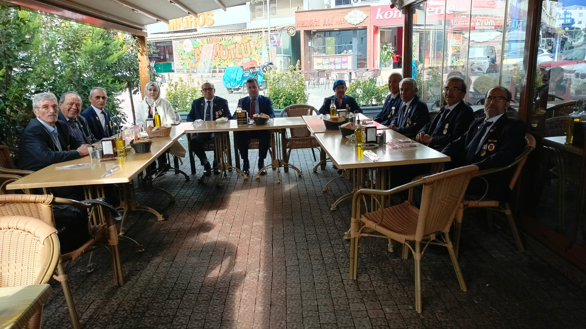 Gazilerden Öğrencilere Tarih Dersi: Armutlu’da Kıbrıs Barış Harekâtı’nın Hatıraları Paylaşıldı 6 Gazilerden Öğrencilere Tarih Dersi: Armutlu’da Kıbrıs Barış Harekâtı’nın Hatıraları Paylaşıldı