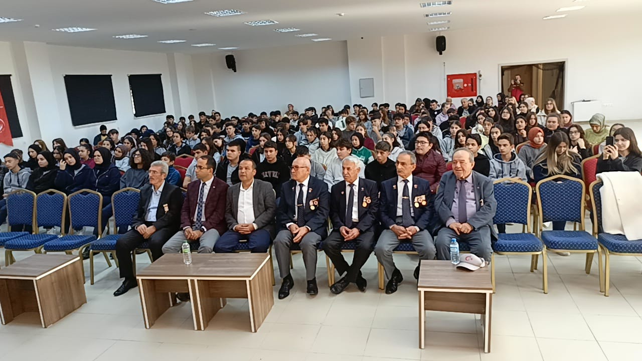 Gazilerden Öğrencilere Tarih Dersi: Armutlu’da Kıbrıs Barış Harekâtı’nın Hatıraları Paylaşıldı 8 Gazilerden Öğrencilere Tarih Dersi: Armutlu’da Kıbrıs Barış Harekâtı’nın Hatıraları Paylaşıldı