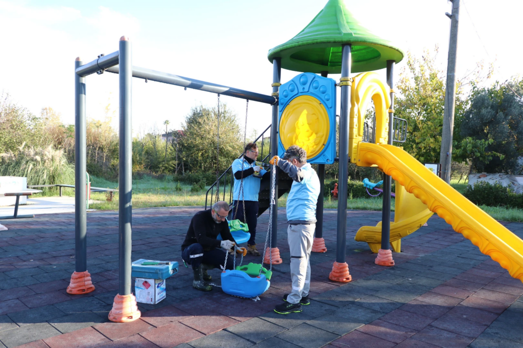 ÇİFTLİKKÖY’DE ÇOCUK OYUN PARKLARI YENİLENİYOR