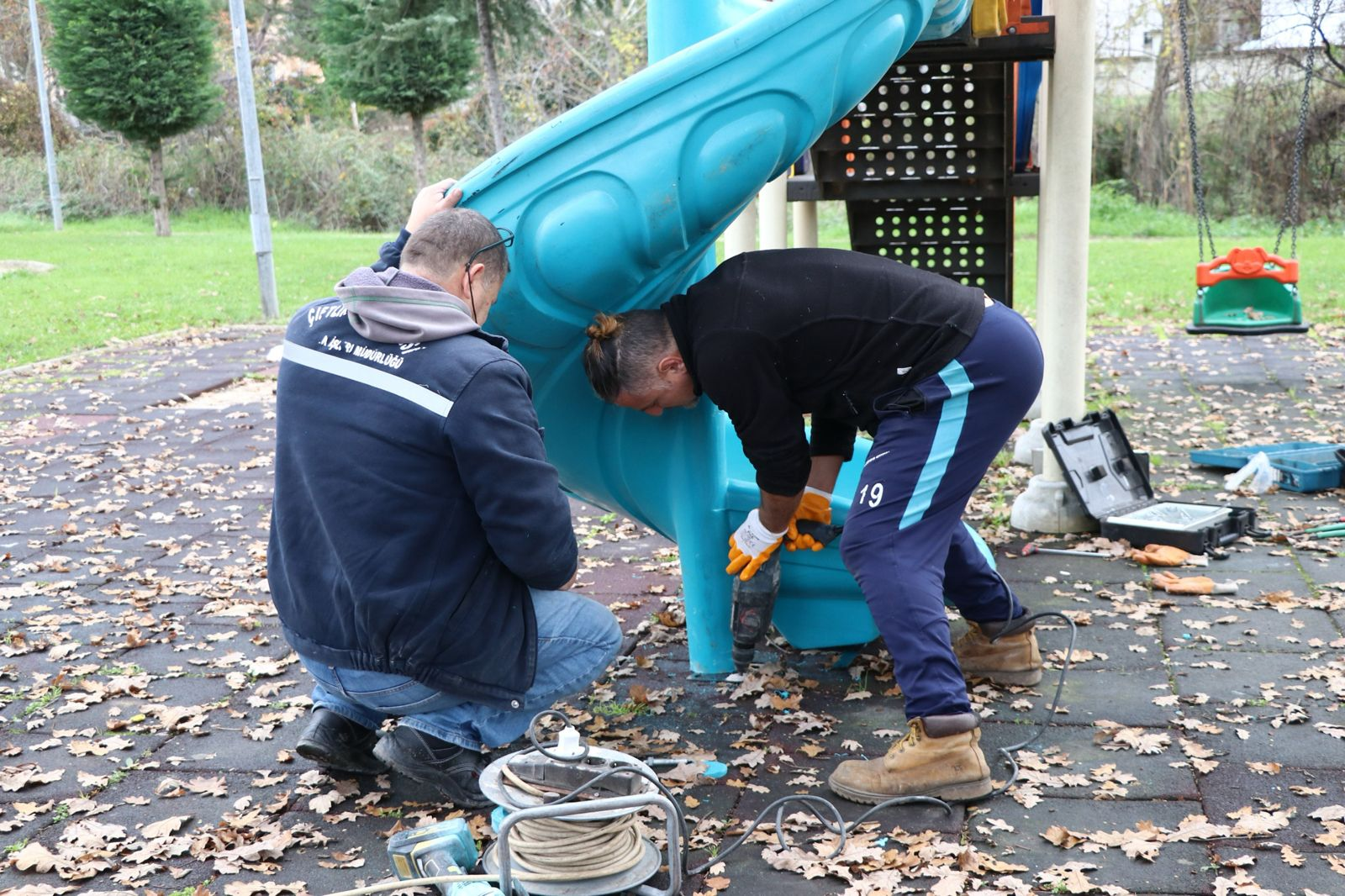 ÇİFTLİKKÖY’DE ÇOCUK OYUN PARKLARI YENİLENİYOR