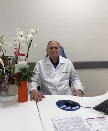 Yalova Eğitim ve Araştırma Hastanesi’nin Hekim Kadrosu Güçleniyor: Genel Cerrahi Profesörü Göreve Başladı