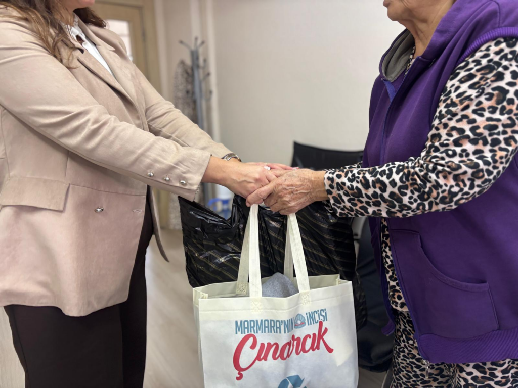 ÇINARCIK BELEDİYESİ’NDEN GÖNÜLLERİ ISITAN SOSYAL DAYANIŞMA HAMLESİ: “KIŞA ÇINAR OL”