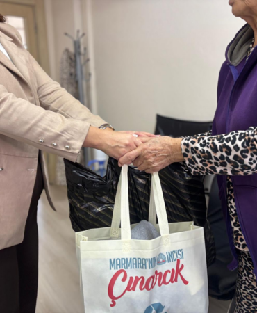 ÇINARCIK BELEDİYESİ’NDEN GÖNÜLLERİ ISITAN SOSYAL DAYANIŞMA HAMLESİ: “KIŞA ÇINAR OL”