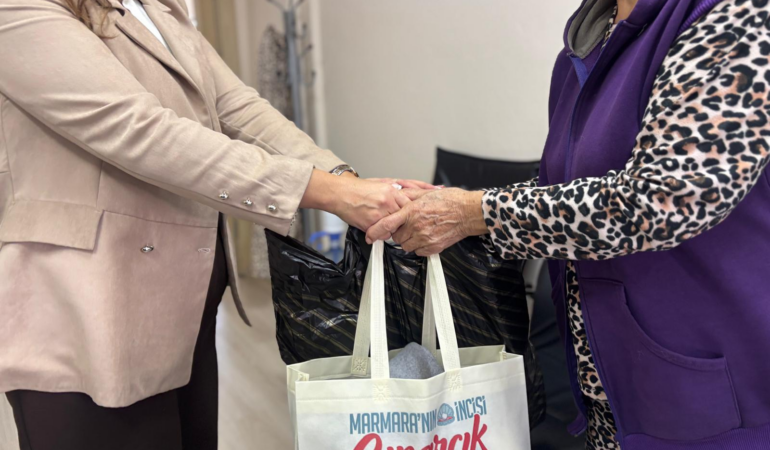 ÇINARCIK BELEDİYESİ’NDEN GÖNÜLLERİ ISITAN SOSYAL DAYANIŞMA HAMLESİ: “KIŞA ÇINAR OL”