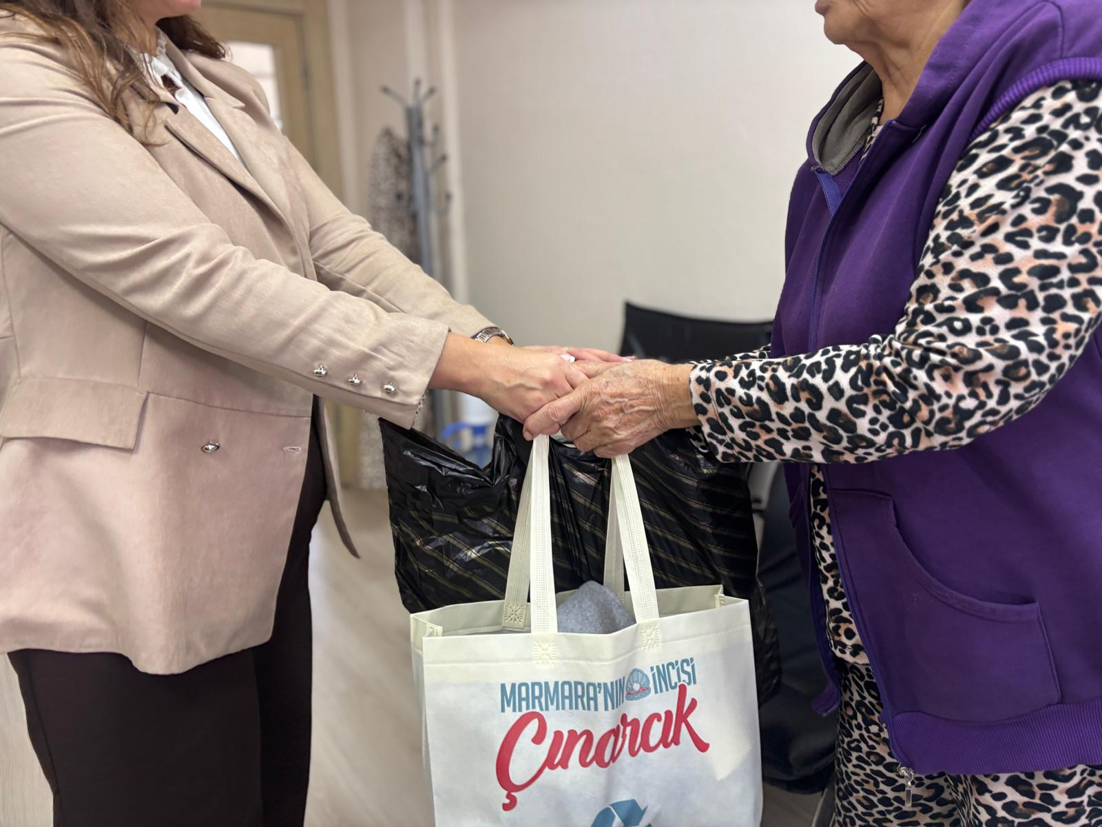 ÇINARCIK BELEDİYESİ’NDEN GÖNÜLLERİ ISITAN SOSYAL DAYANIŞMA HAMLESİ: “KIŞA ÇINAR OL”