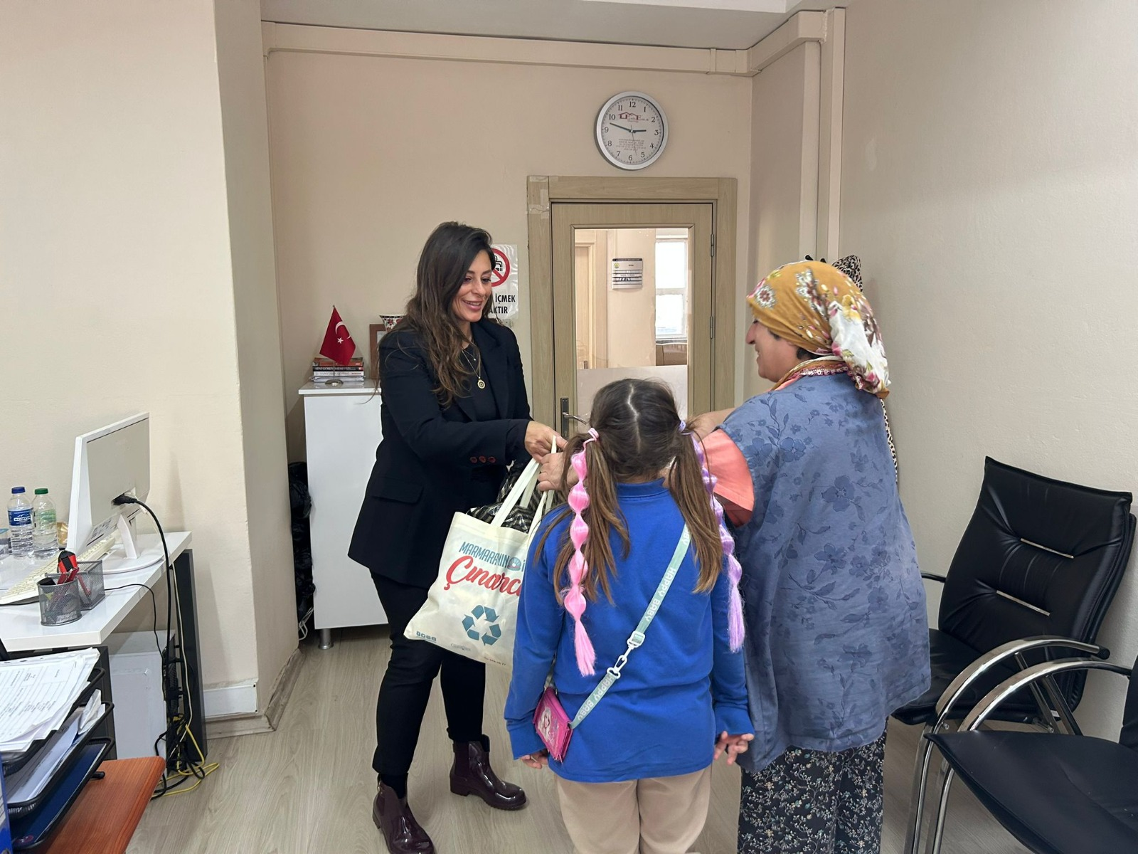 ÇINARCIK BELEDİYESİ’NDEN GÖNÜLLERİ ISITAN SOSYAL DAYANIŞMA HAMLESİ: “KIŞA ÇINAR OL” 4 ÇINARCIK BELEDİYESİ’NDEN GÖNÜLLERİ ISITAN SOSYAL DAYANIŞMA HAMLESİ: “KIŞA ÇINAR OL”