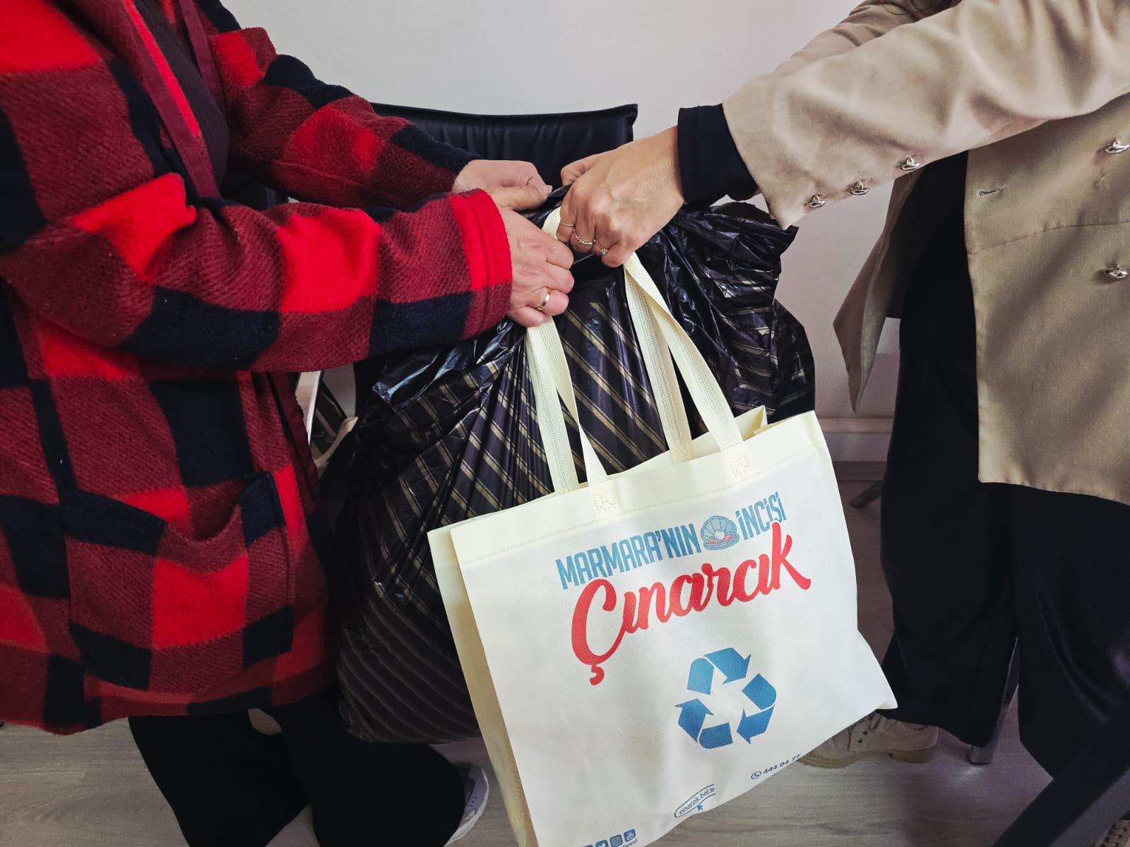 ÇINARCIK BELEDİYESİ’NDEN GÖNÜLLERİ ISITAN SOSYAL DAYANIŞMA HAMLESİ: “KIŞA ÇINAR OL” 5 ÇINARCIK BELEDİYESİ’NDEN GÖNÜLLERİ ISITAN SOSYAL DAYANIŞMA HAMLESİ: “KIŞA ÇINAR OL”