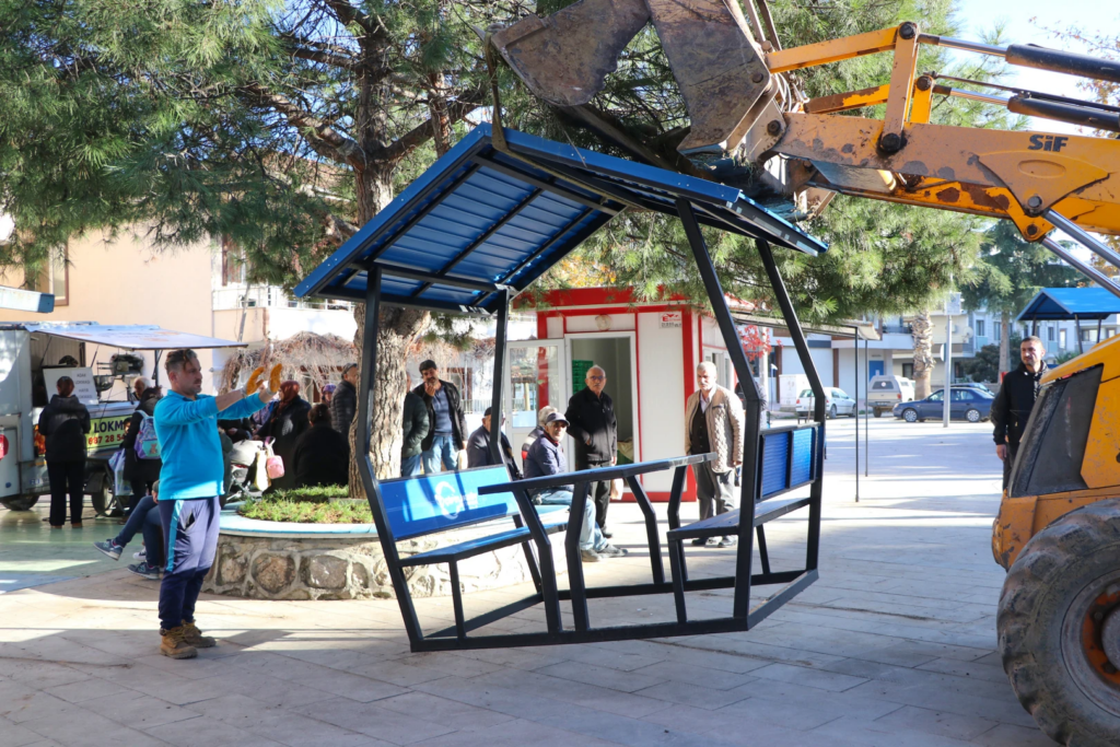 ÇİFTLİKKÖY’DE KENT MOBİLYALARI YENİLENİYOR