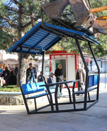 ÇİFTLİKKÖY’DE KENT MOBİLYALARI YENİLENİYOR