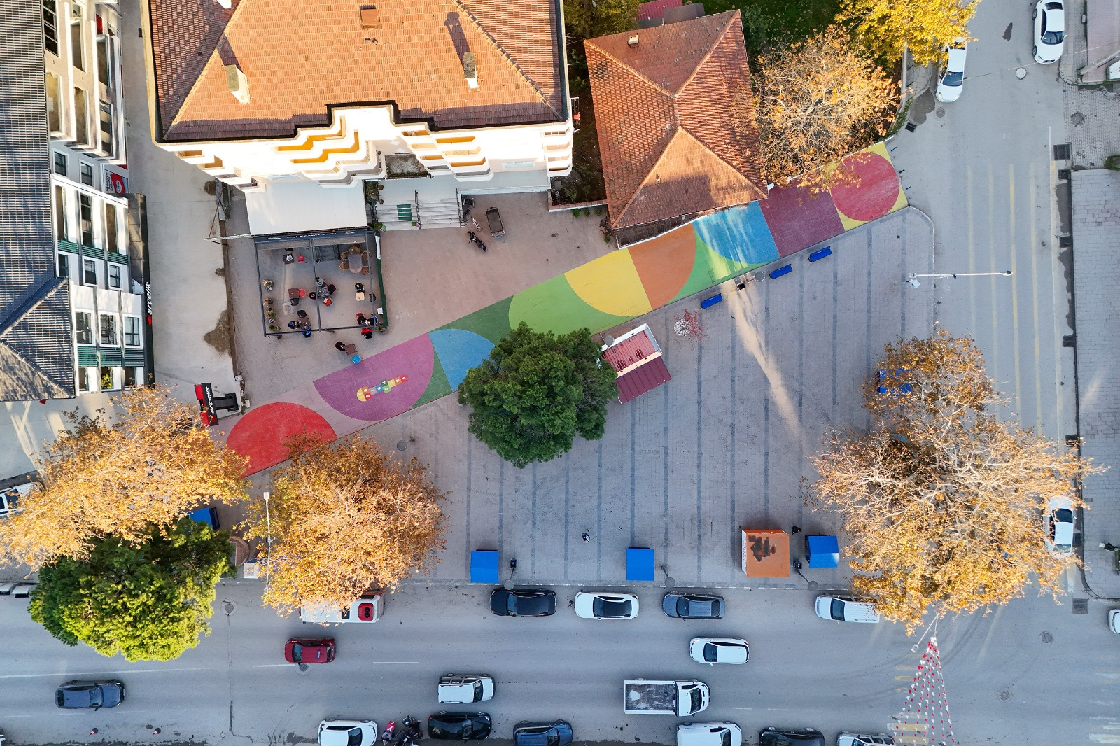 ÇİFTLİKKÖY’DE KENT MOBİLYALARI YENİLENİYOR 1 ÇİFTLİKKÖY’DE KENT MOBİLYALARI YENİLENİYOR