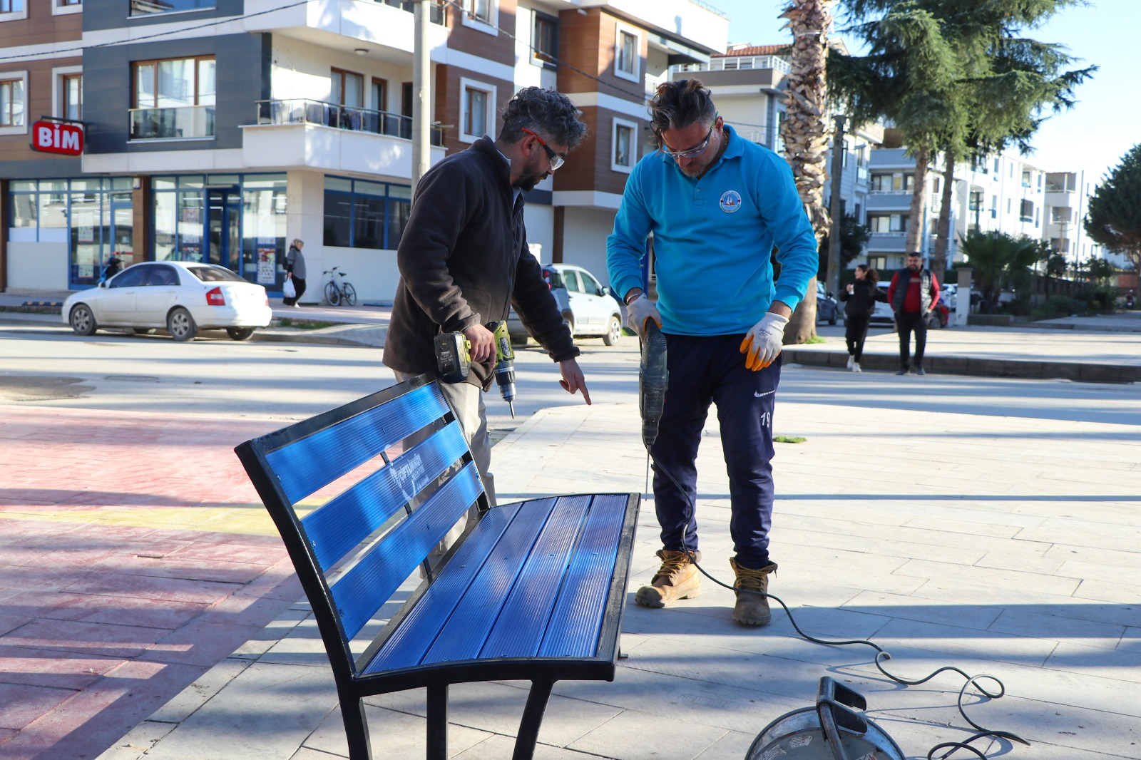 ÇİFTLİKKÖY’DE KENT MOBİLYALARI YENİLENİYOR 6 ÇİFTLİKKÖY’DE KENT MOBİLYALARI YENİLENİYOR