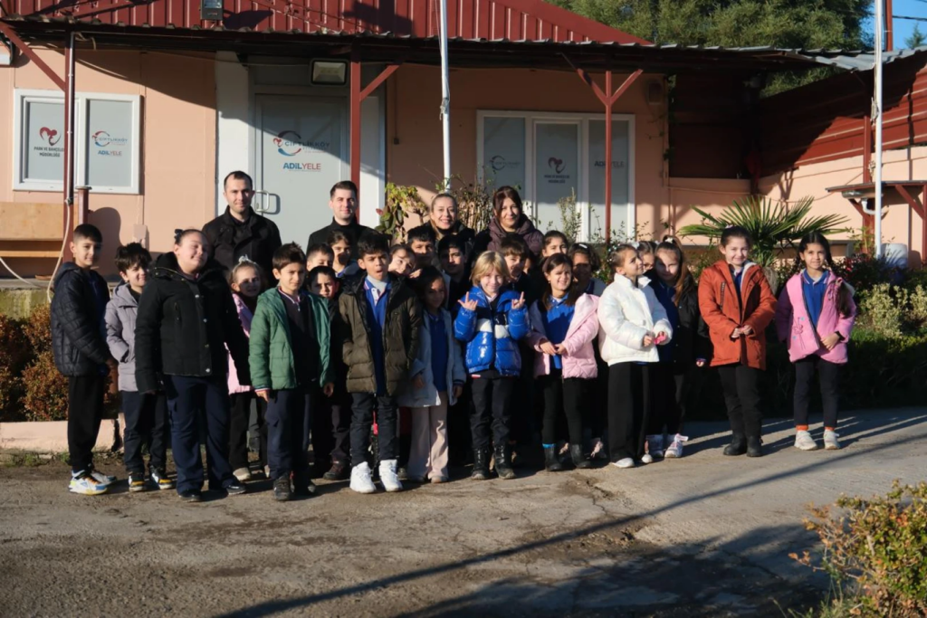 ÇİFTLİKKÖY ÖĞRENCİLER ÇİÇEK ÜRETİMİNİ YERİNDE ÖĞRENDİ