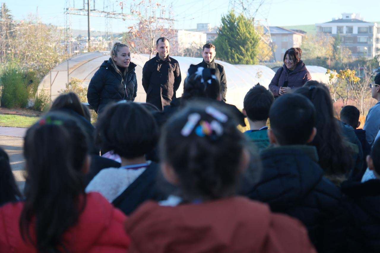 ÇİFTLİKKÖY ÖĞRENCİLER ÇİÇEK ÜRETİMİNİ YERİNDE ÖĞRENDİ 5 ÇİFTLİKKÖY ÖĞRENCİLER ÇİÇEK ÜRETİMİNİ YERİNDE ÖĞRENDİ