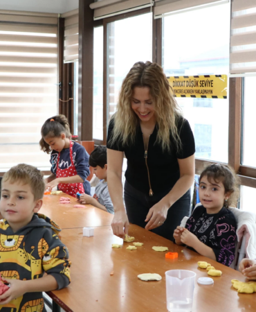 ÇİFTLİKKÖY’DE MİNİKLER HOBİ KURSLARIYLA KENDİLERİNİ GELİŞTİRİYOR