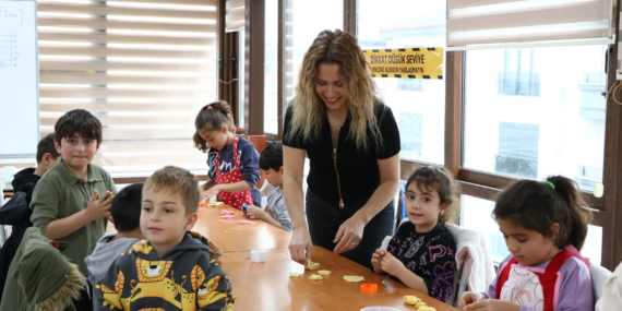 ÇİFTLİKKÖY’DE MİNİKLER HOBİ KURSLARIYLA KENDİLERİNİ GELİŞTİRİYOR