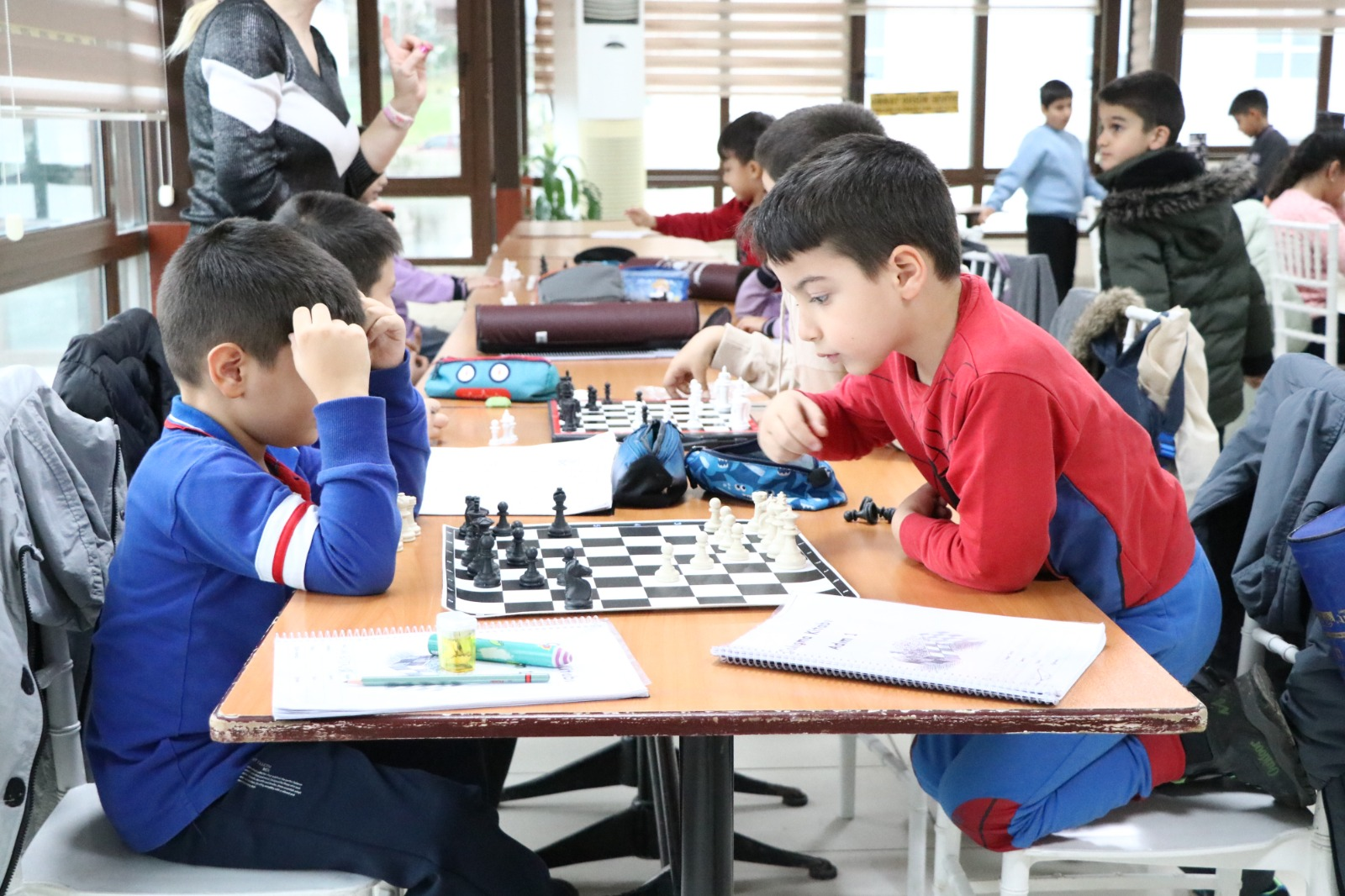 ÇİFTLİKKÖY’DE MİNİKLER HOBİ KURSLARIYLA KENDİLERİNİ GELİŞTİRİYOR