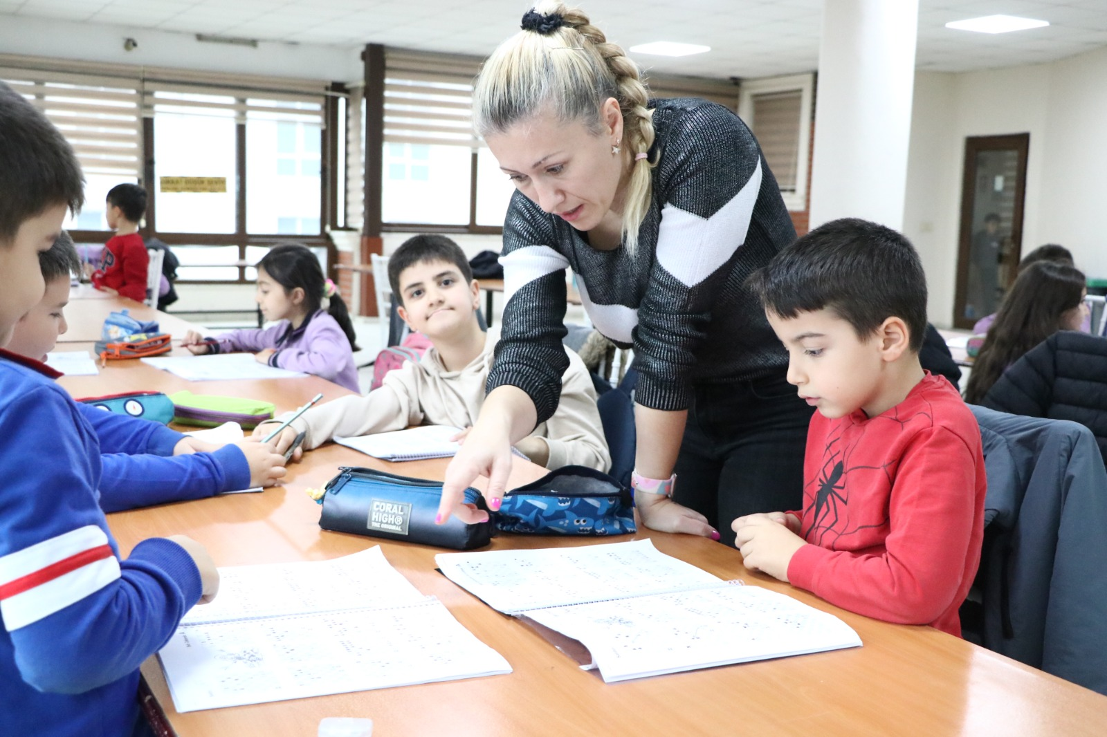 ÇİFTLİKKÖY’DE MİNİKLER HOBİ KURSLARIYLA KENDİLERİNİ GELİŞTİRİYOR