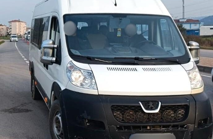 İZİNSİZ PERSONEL TAŞIMACILIĞINA TRAFİK ENGELİ: YALOVA’DA MİNİBÜS 60 GÜN TRAFİKTEN MEN EDİLDİ