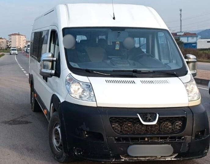 İZİNSİZ PERSONEL TAŞIMACILIĞINA TRAFİK ENGELİ: YALOVA’DA MİNİBÜS 60 GÜN TRAFİKTEN MEN EDİLDİ