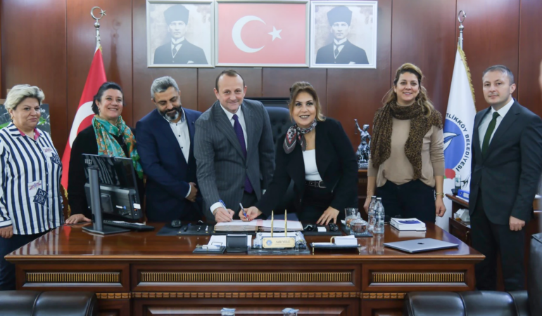 BAŞKAN YELE MEMURLAR İÇİN TOPLU SÖZLEŞMEYE İMZA ATTI