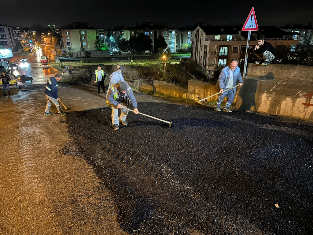 ÇİFTLİKKÖY’DE FEN İŞLERİ EKİBİNDEN GECE MESAİSİ