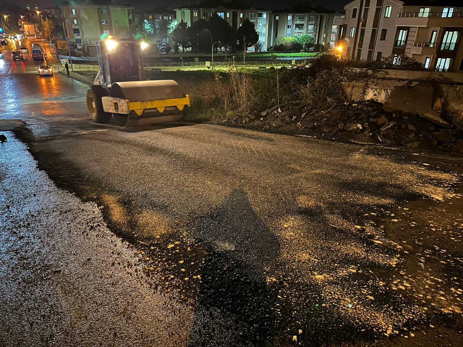 ÇİFTLİKKÖY’DE FEN İŞLERİ EKİBİNDEN GECE MESAİSİ