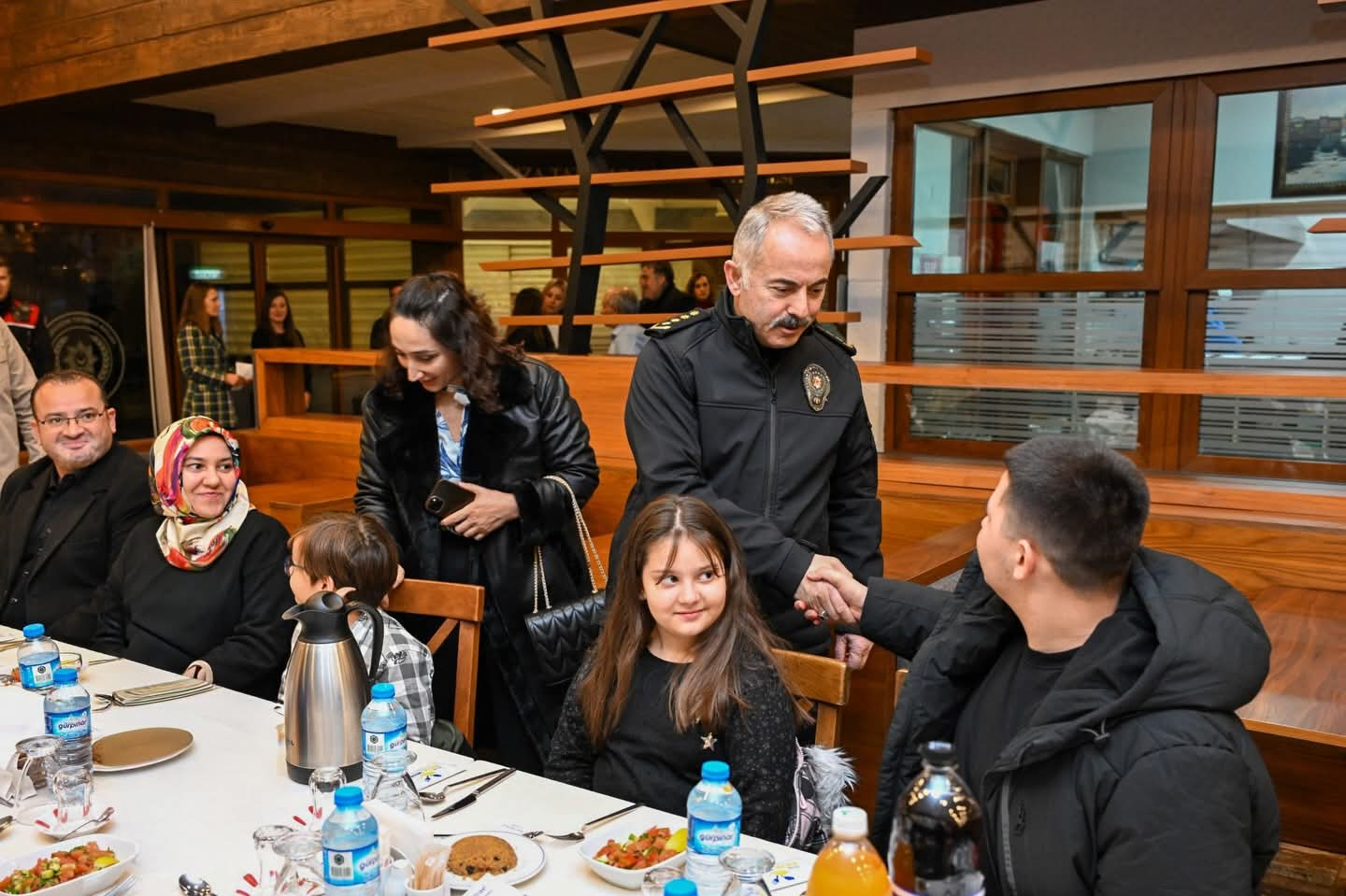 Emniyet ve Vakıf İş Birliğiyle Şehit Aileleri ve Gaziler Onuruna Anlamlı Yemek Programı