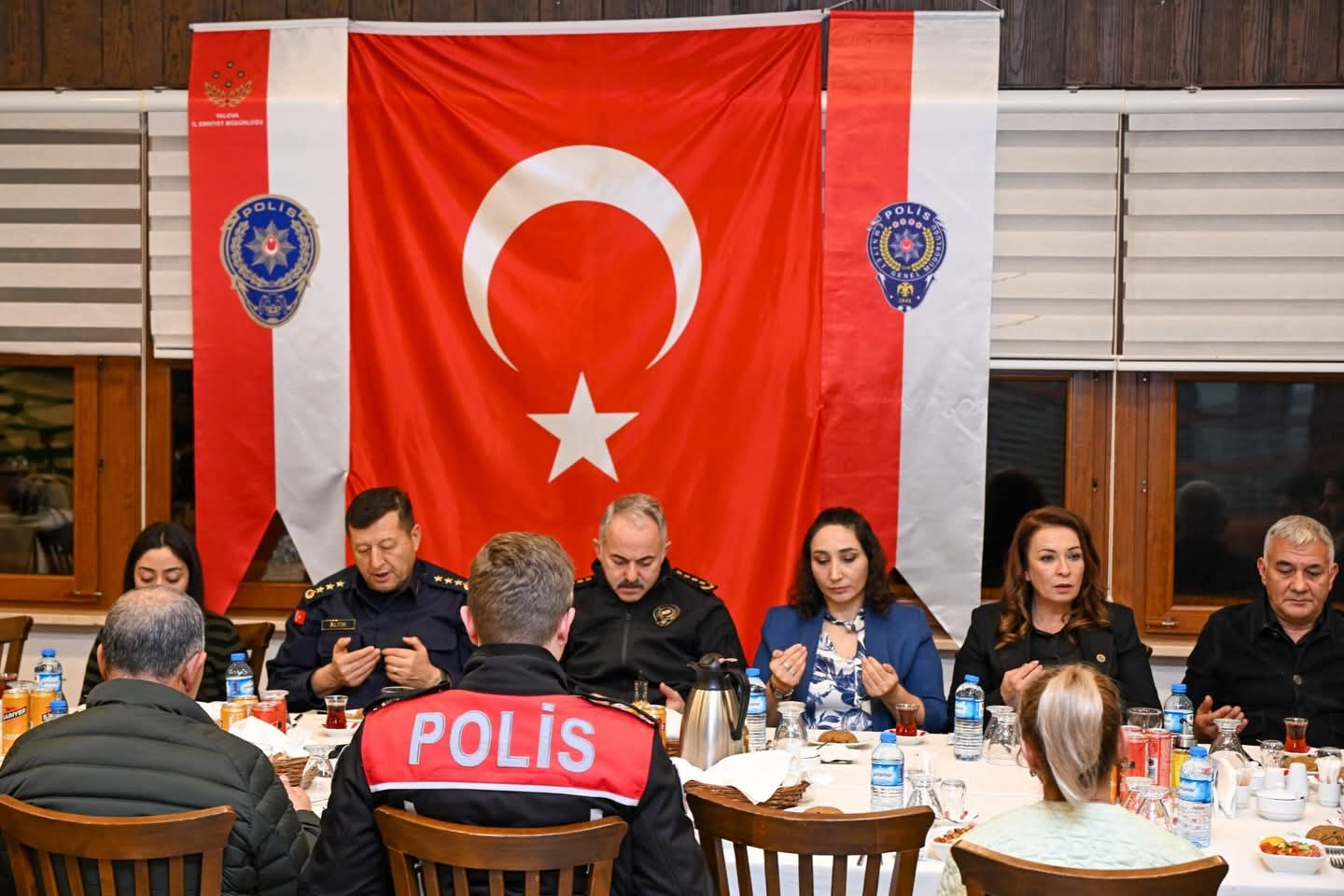 Emniyet ve Vakıf İş Birliğiyle Şehit Aileleri ve Gaziler Onuruna Anlamlı Yemek Programı