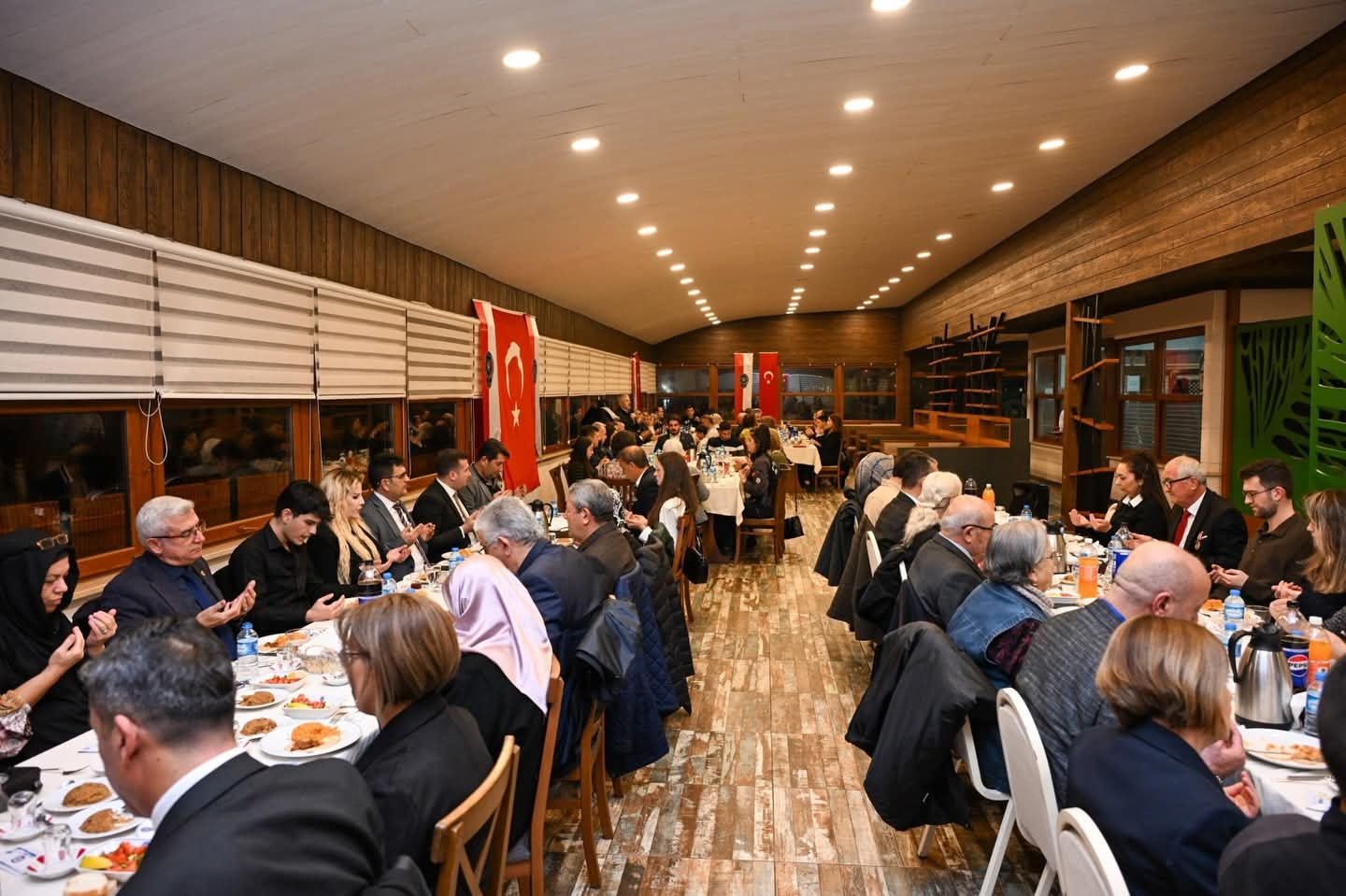 Emniyet ve Vakıf İş Birliğiyle Şehit Aileleri ve Gaziler Onuruna Anlamlı Yemek Programı