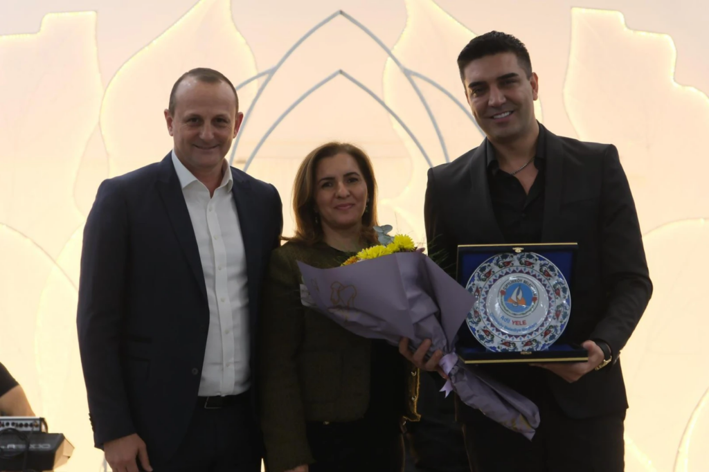 ÇİFTLİKKÖY’DE MEHMET ANAÇ’LA KADINLAR MATİNESİ COŞKUSU YAŞANDI