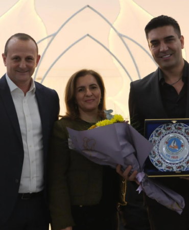 ÇİFTLİKKÖY’DE MEHMET ANAÇ’LA KADINLAR MATİNESİ COŞKUSU YAŞANDI