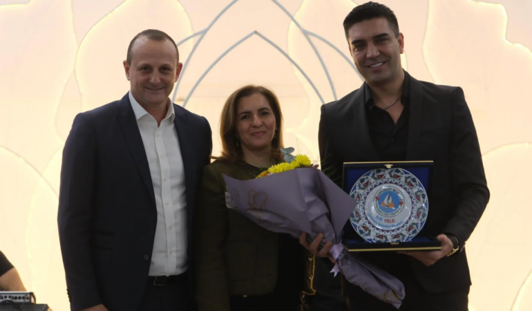 ÇİFTLİKKÖY’DE MEHMET ANAÇ’LA KADINLAR MATİNESİ COŞKUSU YAŞANDI
