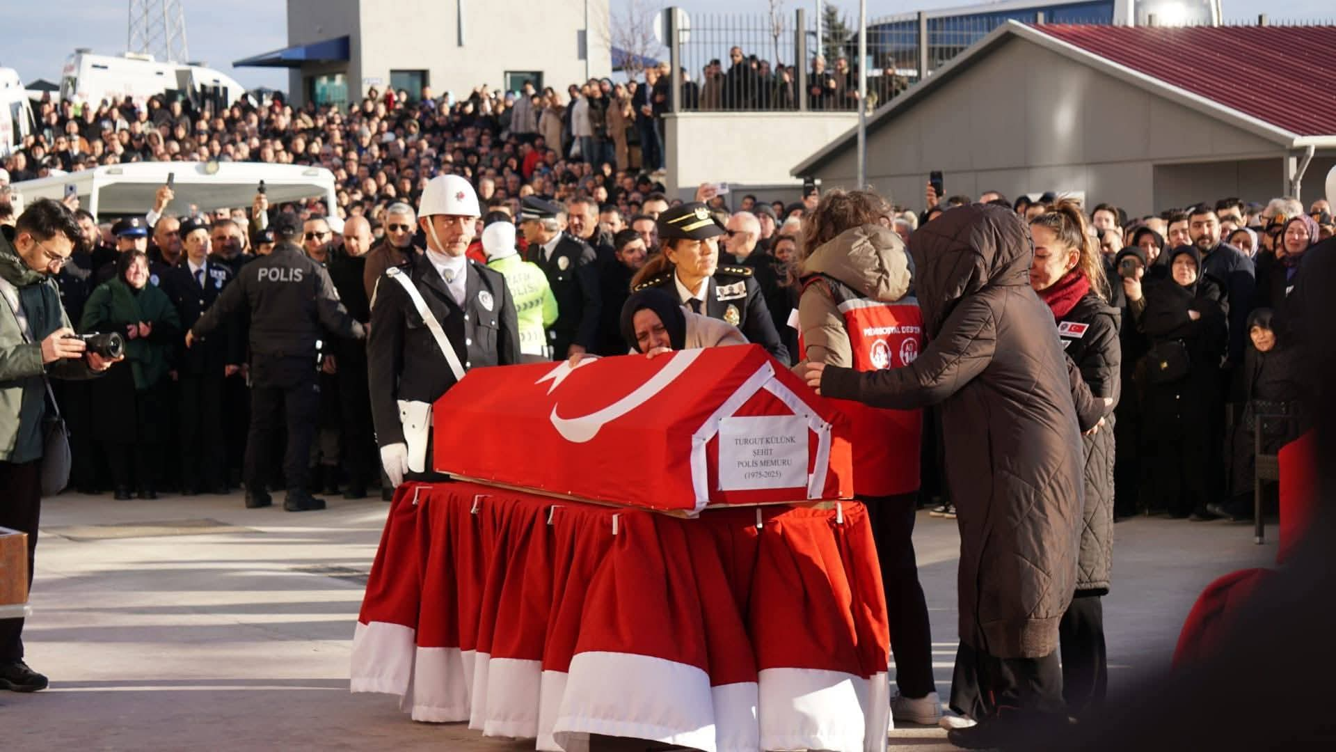 Yalova’da Şehit Polisler Dualarla Uğurlandı: Türkiye Tek Yürek Oldu 4 Yalova’da Şehit Polisler Dualarla Uğurlandı: Türkiye Tek Yürek Oldu