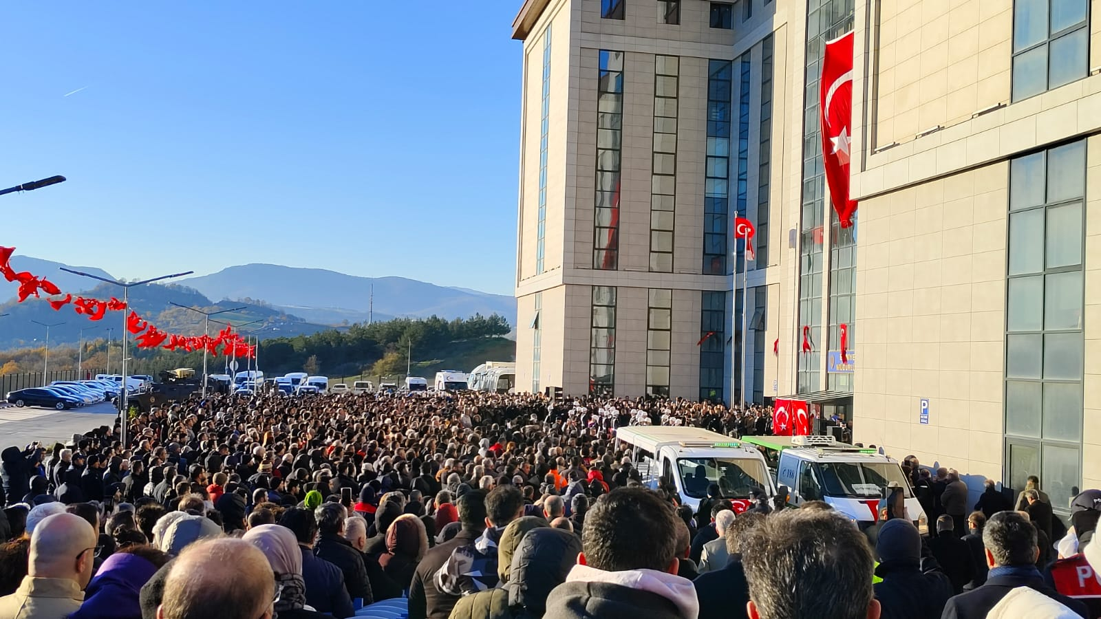 Yalova’da Şehit Polisler Dualarla Uğurlandı: Türkiye Tek Yürek Oldu 6 Yalova’da Şehit Polisler Dualarla Uğurlandı: Türkiye Tek Yürek Oldu