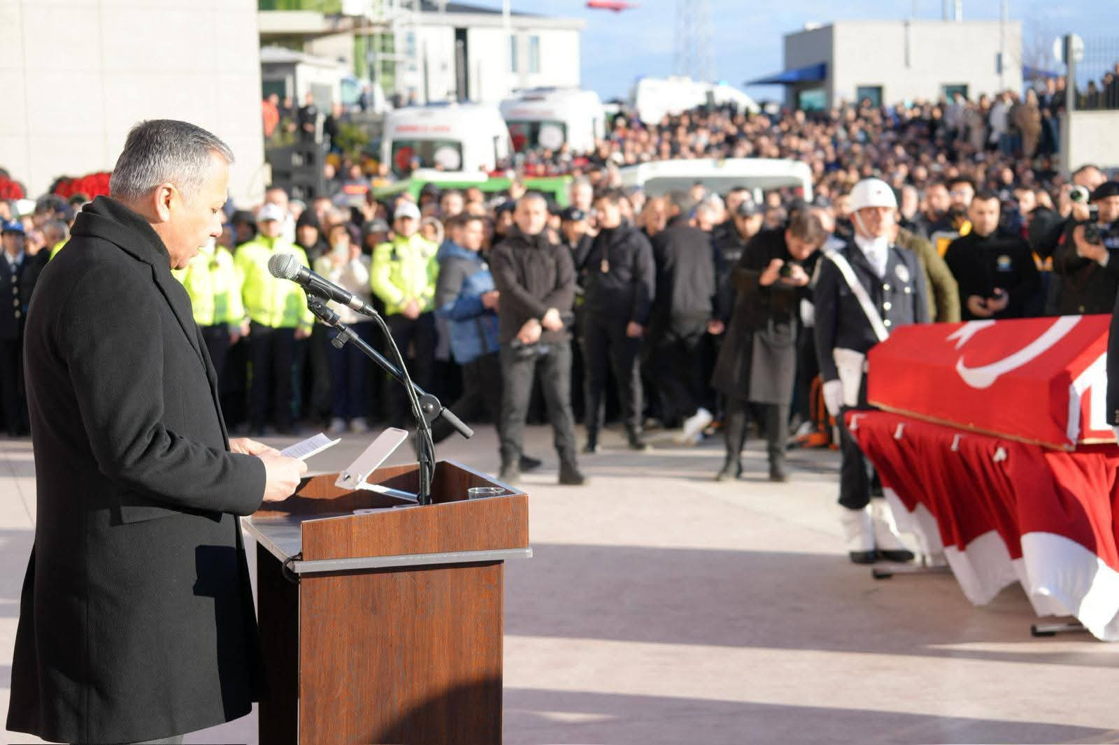 Yalova’da Şehit Polisler Dualarla Uğurlandı: Türkiye Tek Yürek Oldu 7 Yalova’da Şehit Polisler Dualarla Uğurlandı: Türkiye Tek Yürek Oldu