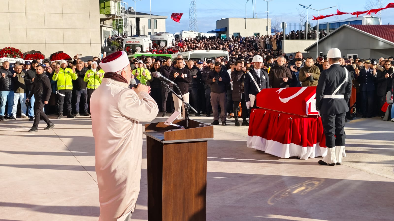 Yalova’da Şehit Polisler Dualarla Uğurlandı: Türkiye Tek Yürek Oldu 8 Yalova’da Şehit Polisler Dualarla Uğurlandı: Türkiye Tek Yürek Oldu