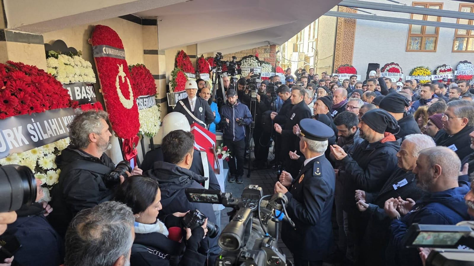 Yalova’da Şehit Polisler Dualarla Uğurlandı: Türkiye Tek Yürek Oldu 9 Yalova’da Şehit Polisler Dualarla Uğurlandı: Türkiye Tek Yürek Oldu