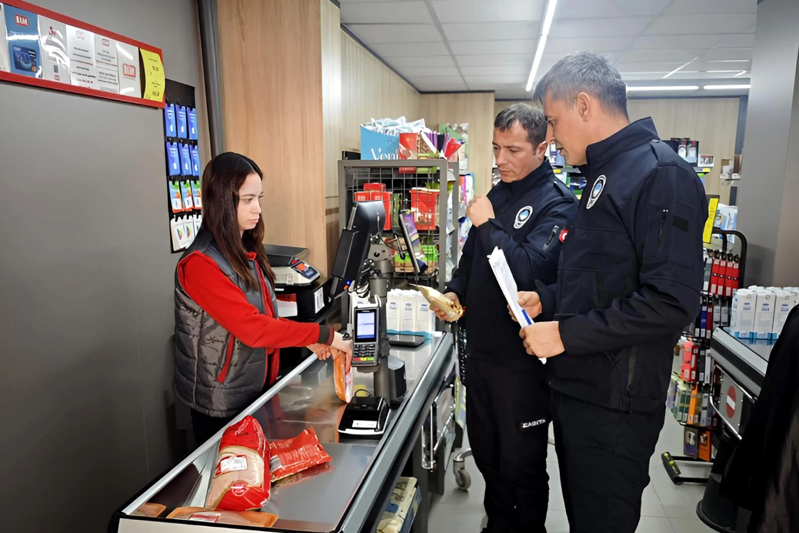 ÇİFTLİKKÖY’DE YENİ YIL ÖNCESİ MARKETLERE KAPSAMLI ZABITA DENETİMİ