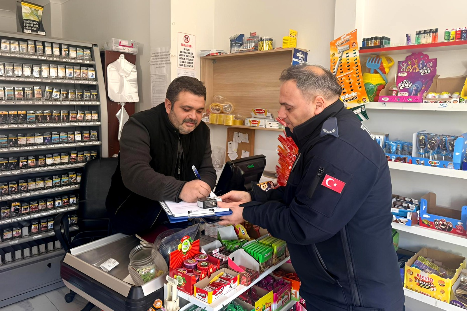 ÇİFTLİKKÖY’DE YENİ YIL ÖNCESİ MARKETLERE KAPSAMLI ZABITA DENETİMİ